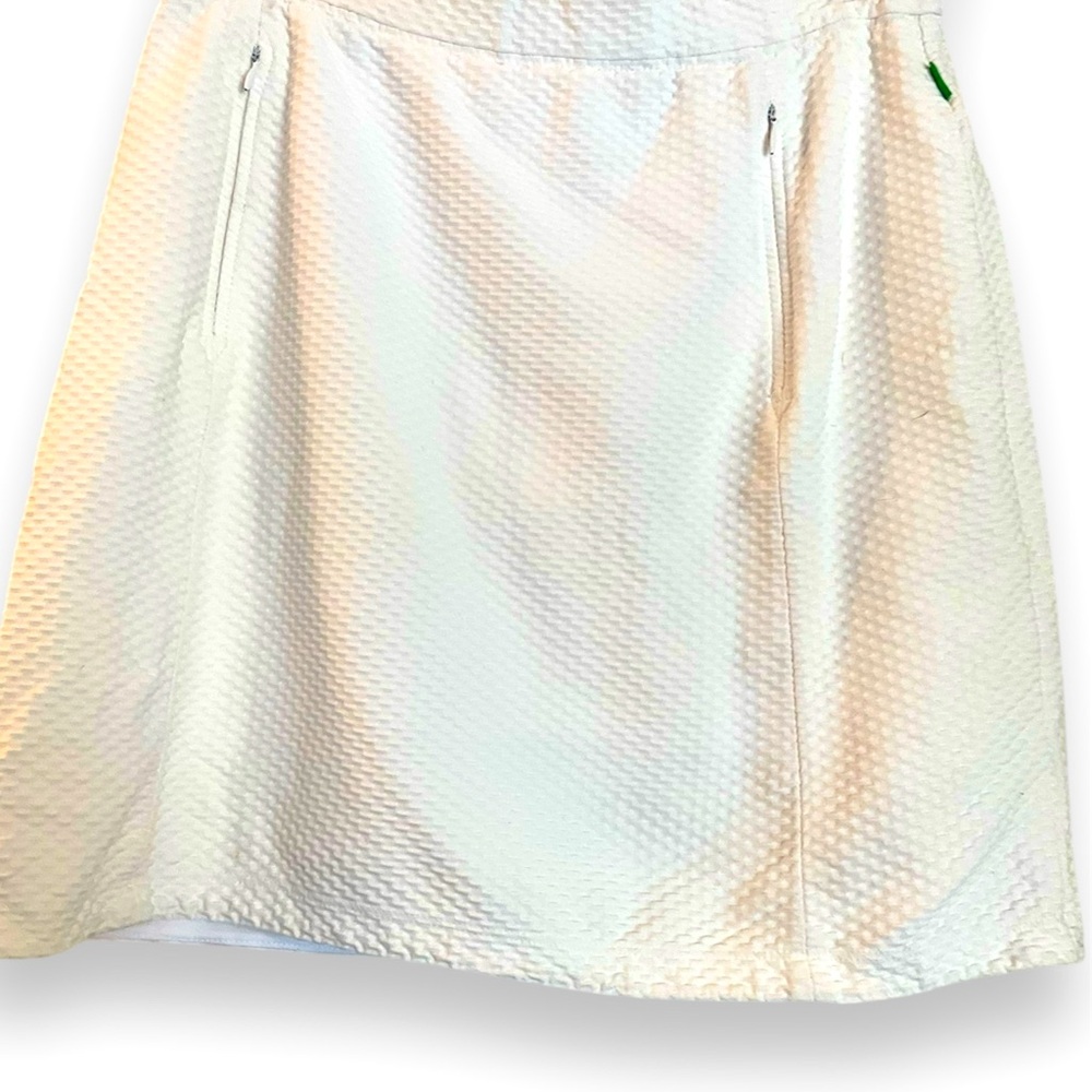 Skort in textured fabric in pre owned condition.